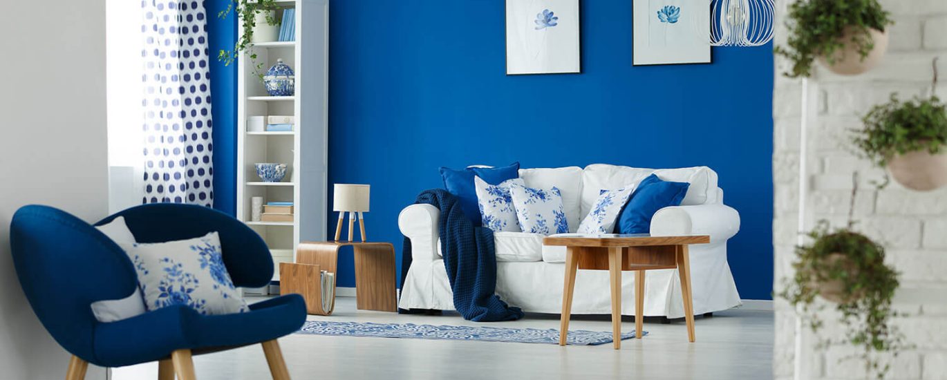 Eenvoudig en minimalistisch ontwerp van een studiekamer